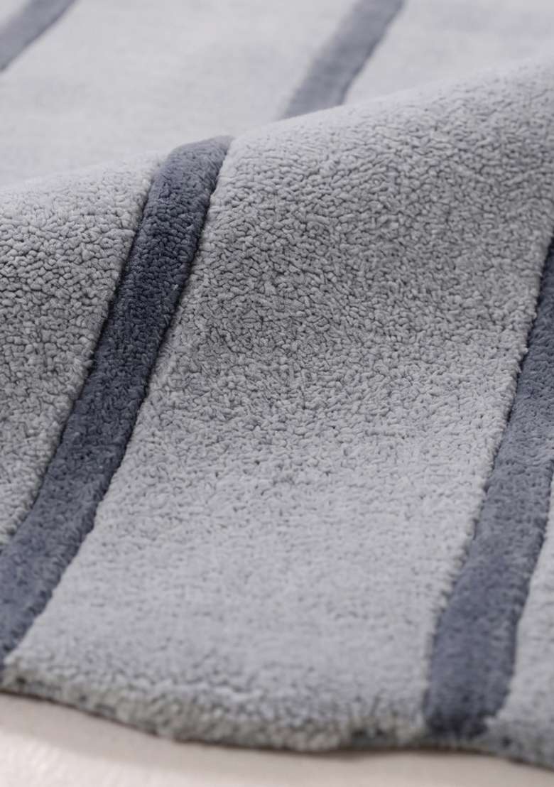 100% Wool Handmade Ice Blue Rug | Contemporary Striped Scalloped Carpet With Cotton Backing For Living Room - Indya