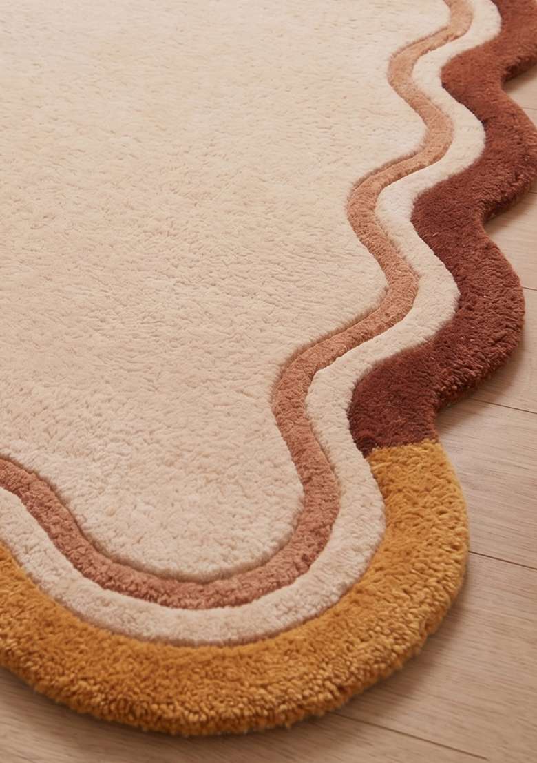 100% Wool Handmade Ivory Rug | Contemporary Solid Scalloped Carpet With Cotton Backing For Living Room - Indya