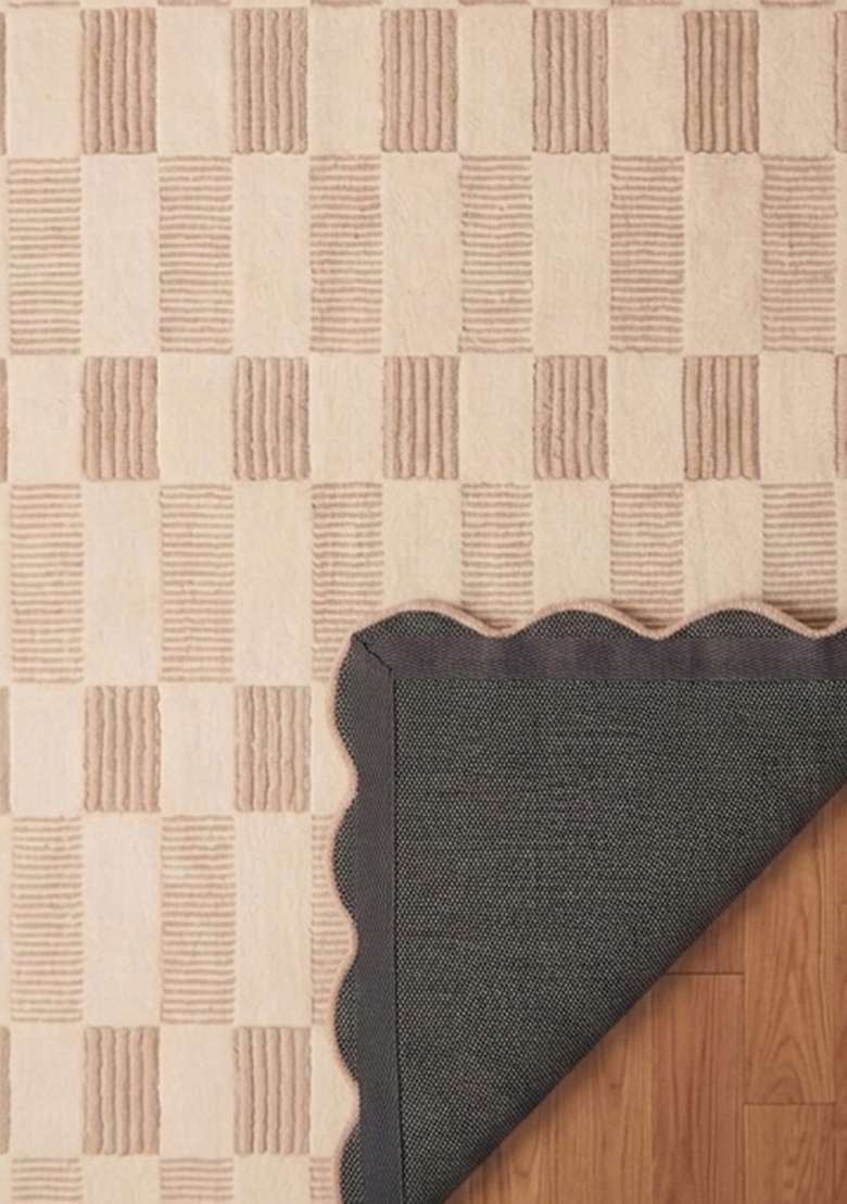 100% Wool Handmade Beige Rug | Contemporary Checkered Scalloped Carpet With Cotton Backing For Living Room - Indya