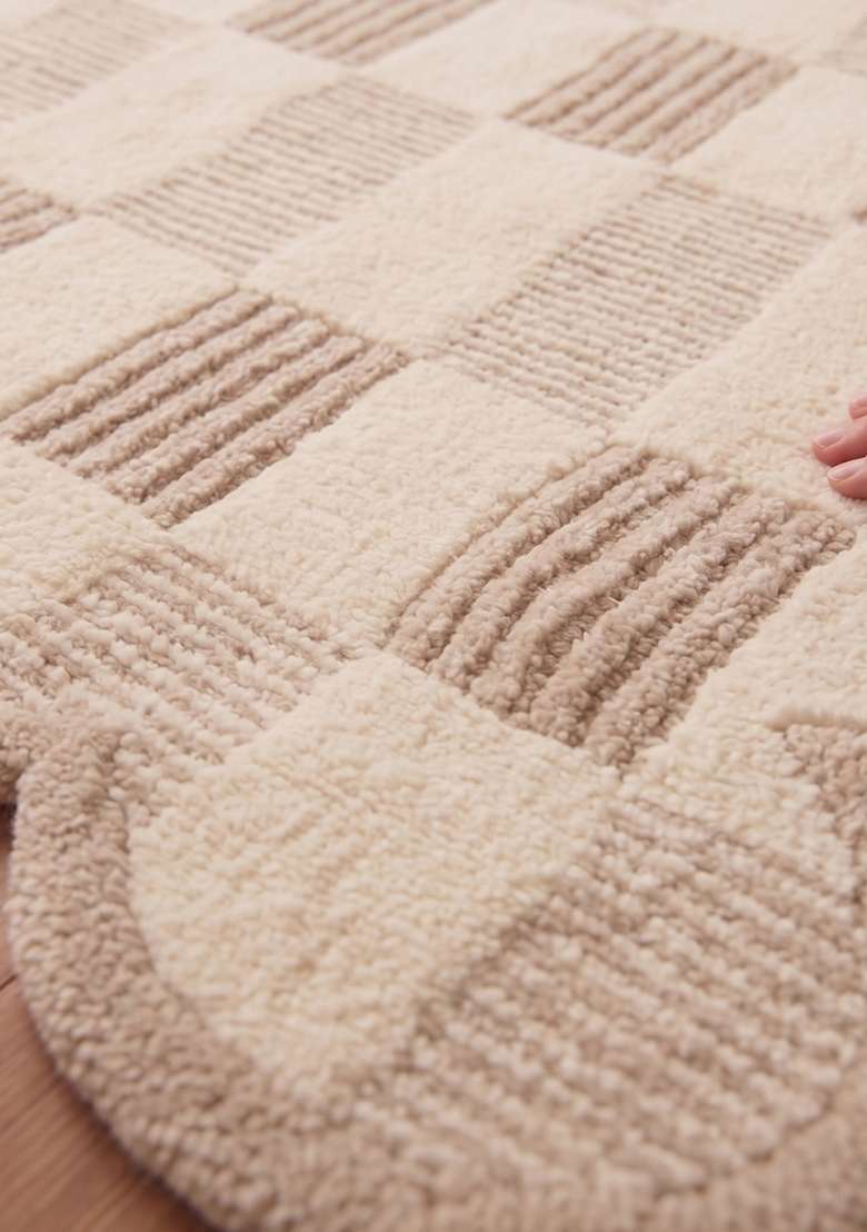 100% Wool Handmade Beige Rug | Contemporary Checkered Scalloped Carpet With Cotton Backing For Living Room - Indya