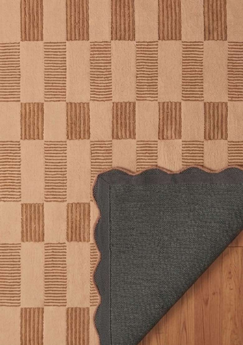 100% Wool Handmade Camel Tan Rug | Contemporary Checkered Scalloped Carpet With Cotton Backing For Living Room - Indya