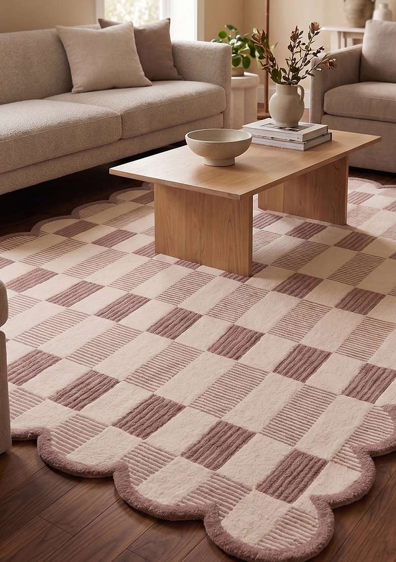 100% Wool Handmade Dusty Rose Rug | Contemporary Checkered Scalloped Carpet With Cotton Backing For Living Room - Indya