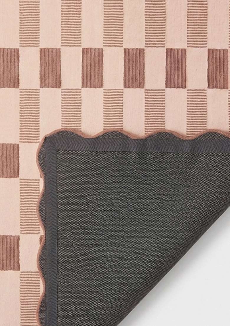 100% Wool Handmade Dusty Rose Rug | Contemporary Checkered Scalloped Carpet With Cotton Backing For Living Room - Indya
