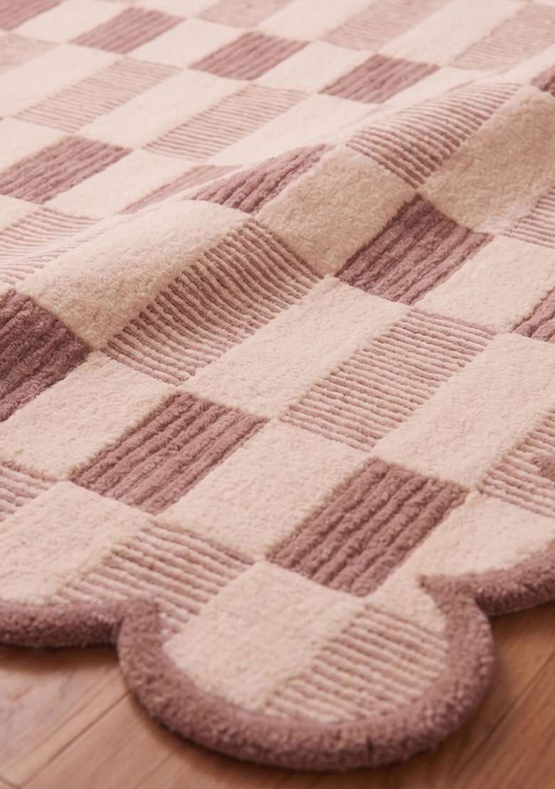 100% Wool Handmade Dusty Rose Rug | Contemporary Checkered Scalloped Carpet With Cotton Backing For Living Room - Indya