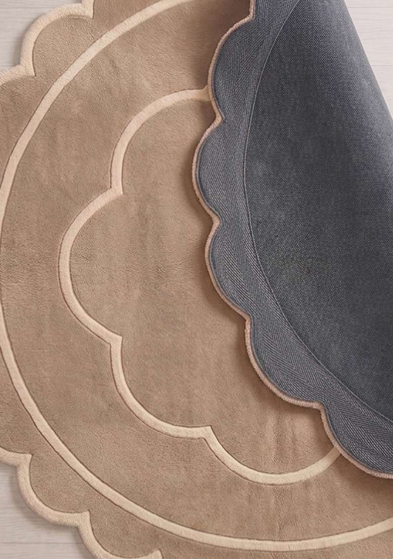 100% Wool Handmade Beige Rug | Contemporary Floral Scalloped Carpet With Cotton Backing For Living Room - Indya