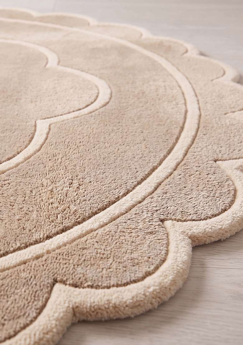 100% Wool Handmade Beige Rug | Contemporary Floral Scalloped Carpet With Cotton Backing For Living Room - Indya