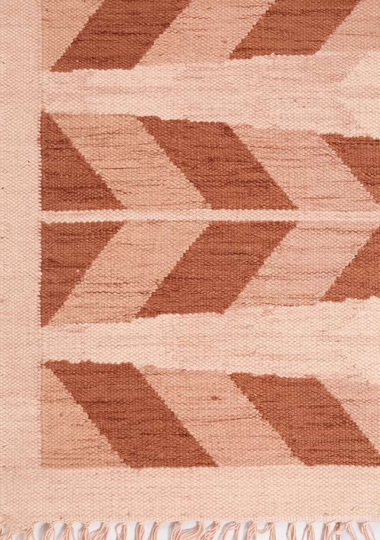 Saffron Rugs Handmade Wool Dhurrie Flat Weave Rectangular Rug – Terracotta Peach Scandinavian Chevron Kilim Style Carpet for Living Room - Indya