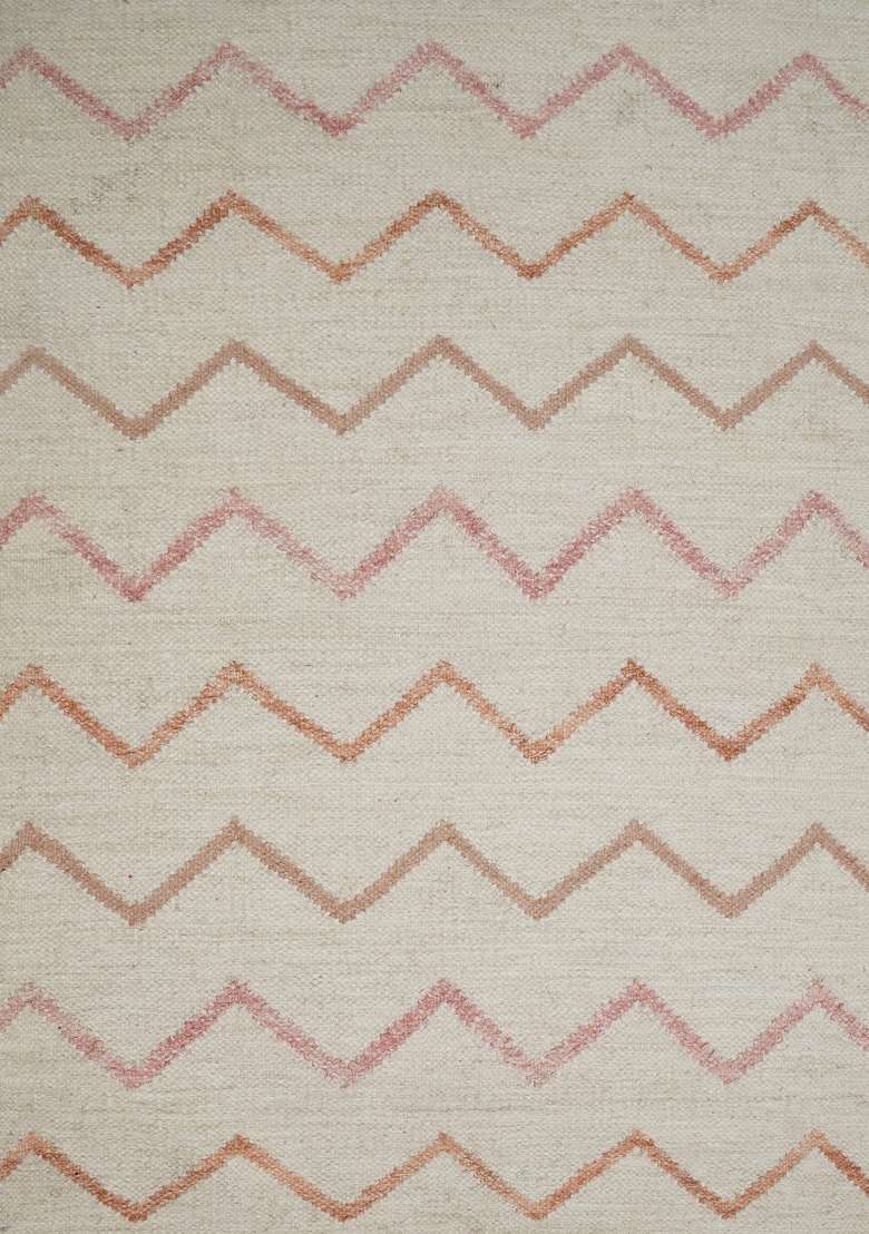 Saffron Rugs Handmade Wool Dhurrie Flat Weave Rectangular Rug – Beige with Pink Chevron Boho Chevron Kilim Style Carpet for Living Room - Indya