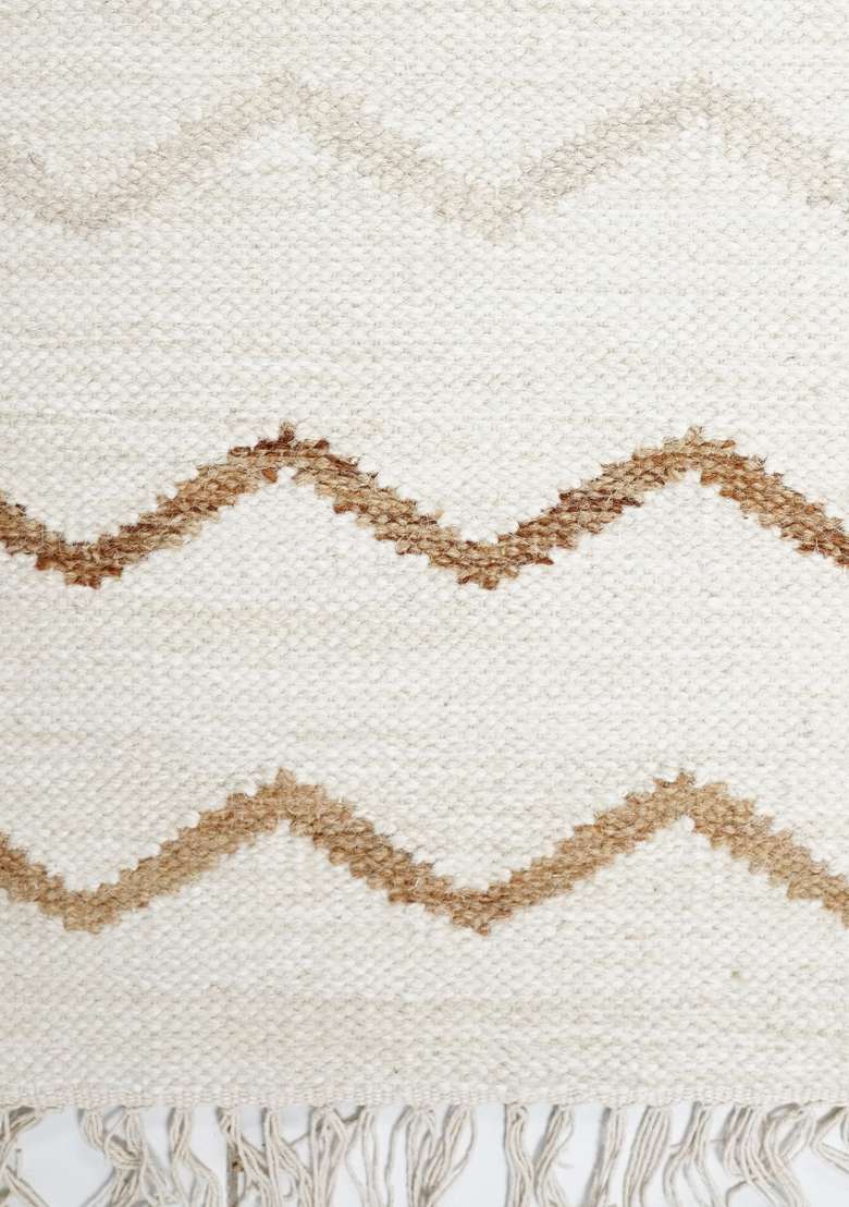 Saffron Rugs Handmade Wool Dhurrie Flat Weave Rectangular Rug – Cream Ivory Moroccan Chevron Kilim Style Carpet for Living Room - Indya