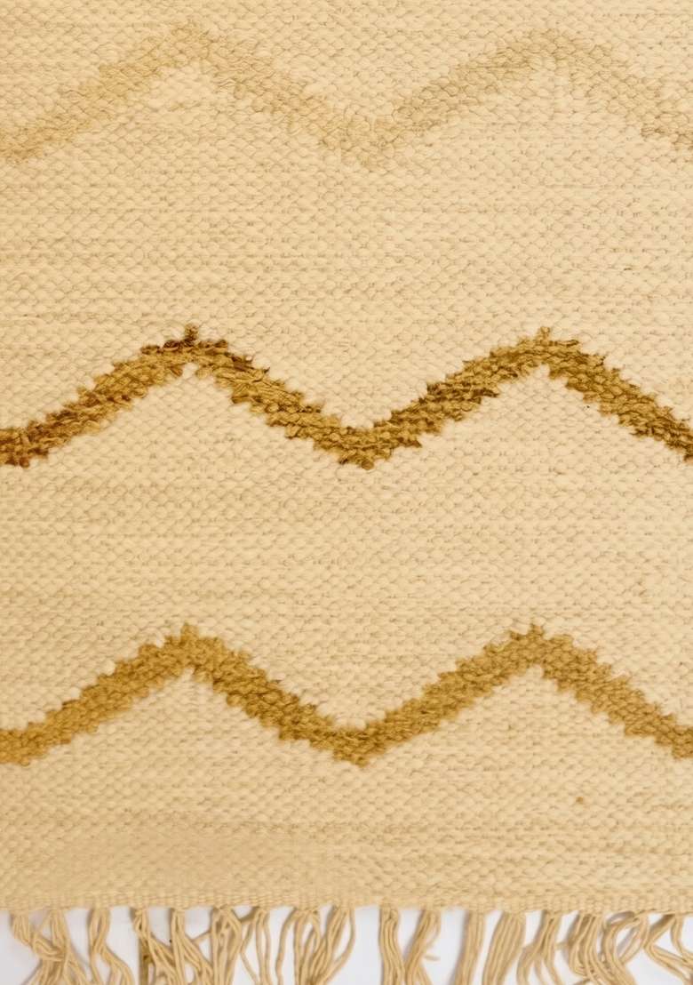 Saffron Rugs Handmade Wool Dhurrie Flat Weave Rectangular Rug – Cream Gold Moroccan Chevron Kilim Style Carpet for Living Room - Indya