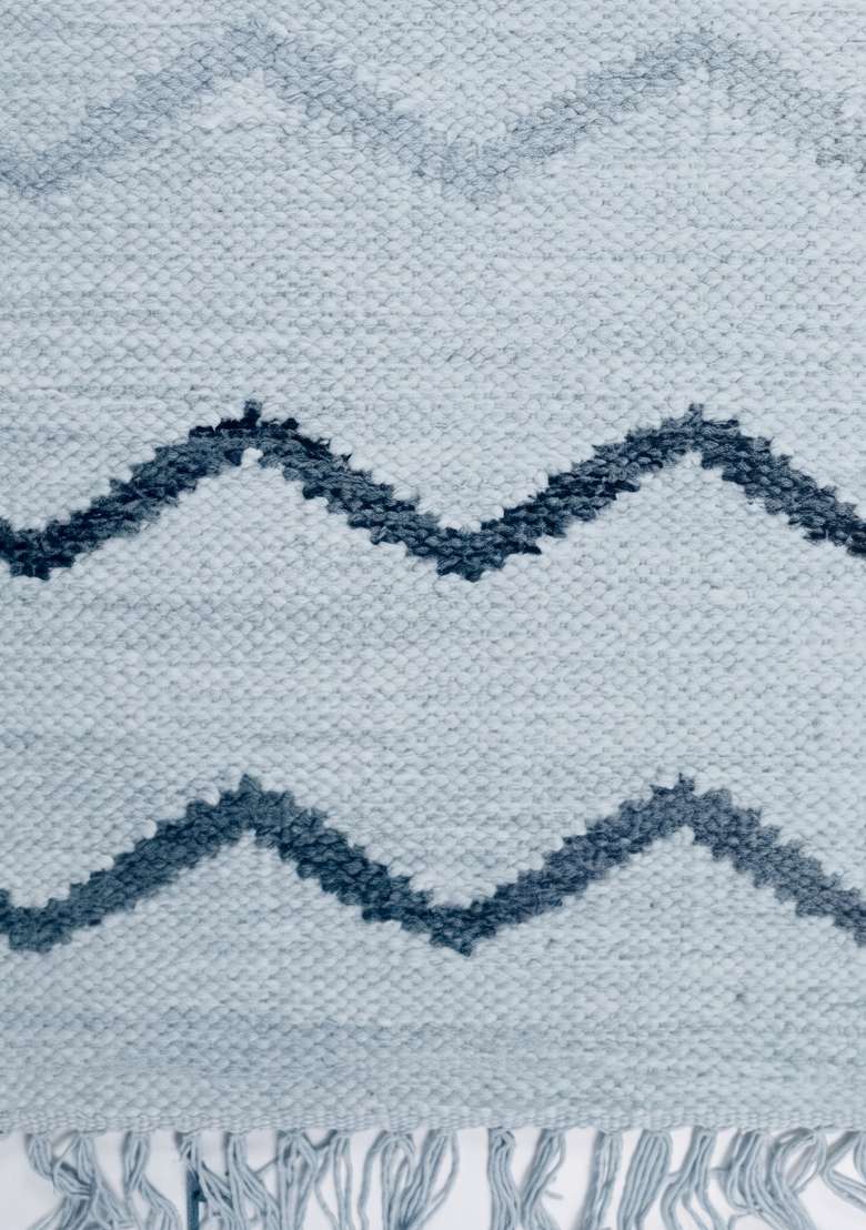 Saffron Rugs Handmade Wool Dhurrie Flat Weave Rectangular Rug – Light Blue Grey Moroccan Chevron Kilim Style Carpet for Living Room - Indya