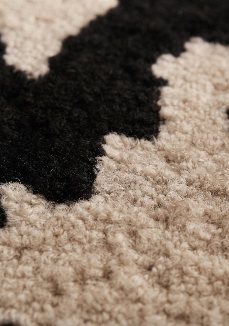 Saffron Rugs Hand-Tufted 80% Wool Rectangular Rug | Black and White | Cotton Backing | Casual Cow Print - Indya