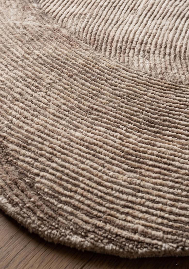 Saffron Rugs Hand Tufted Wool Area Rug | Taupe Round Rug | Cotton Backing | Modern Swirls Home Decor Carpet for Living Room Bedroom - Indya