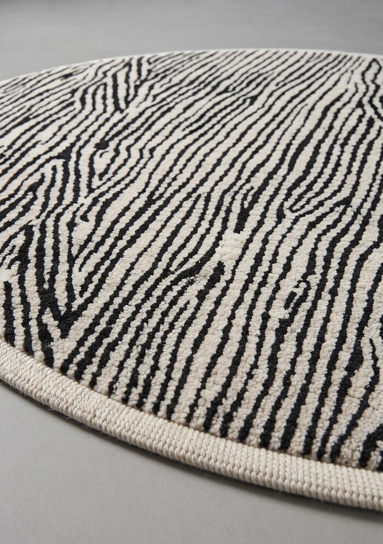 Saffron Rugs Hand Tufted Wool Area Rug | Black and Cream Round Rug | Cotton Backing | Contemporary Animal Print Carpet for Living Room - Indya