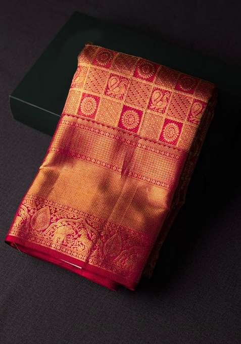Magenta Pure Tissue Kanchipuram Silk Saree With Traditional Woven Design For Women
