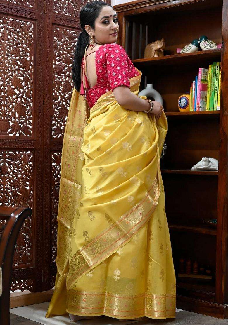 Yellow Maheshwari Silk Cotton Saree With Golden Motifs Pallu And Borders With Traditional Woven Design For Women - Indya