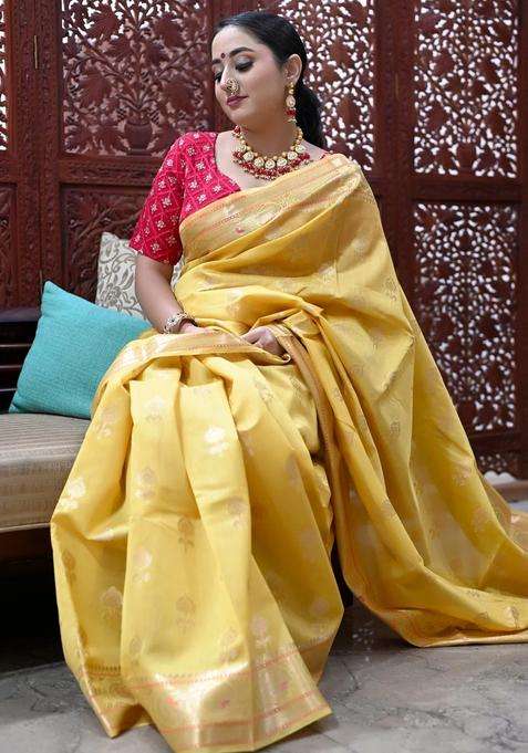 Yellow Maheshwari Silk Cotton Saree With Golden Motifs Pallu And Borders With Traditional Woven Design For Women
