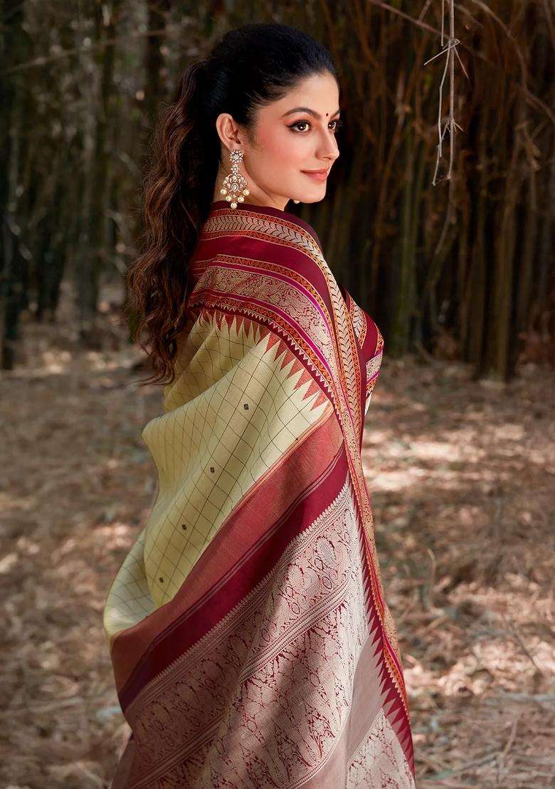 Off White Handloom Korvai Kanchipuram Silk Saree With Checks With Korvai And Temple Border Design For Women - Indya