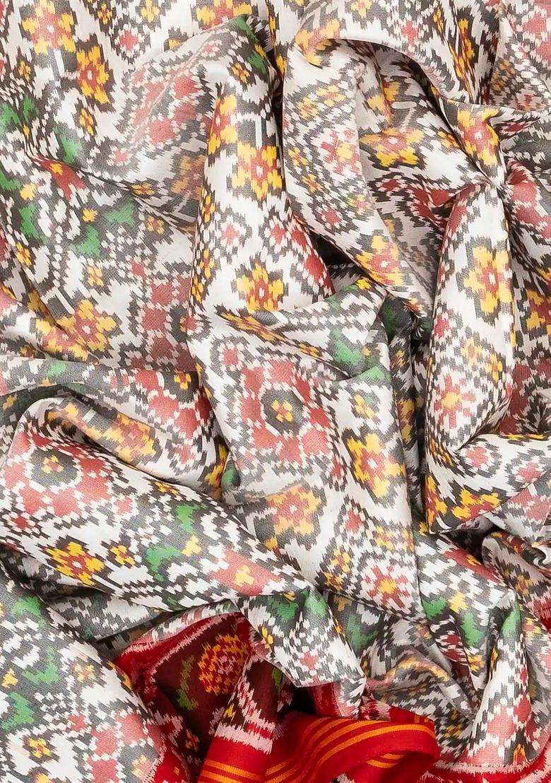 White Handloom Ikat Silk Sarees With Tie Dye Floral Motifs With Printed Design For Women - Indya
