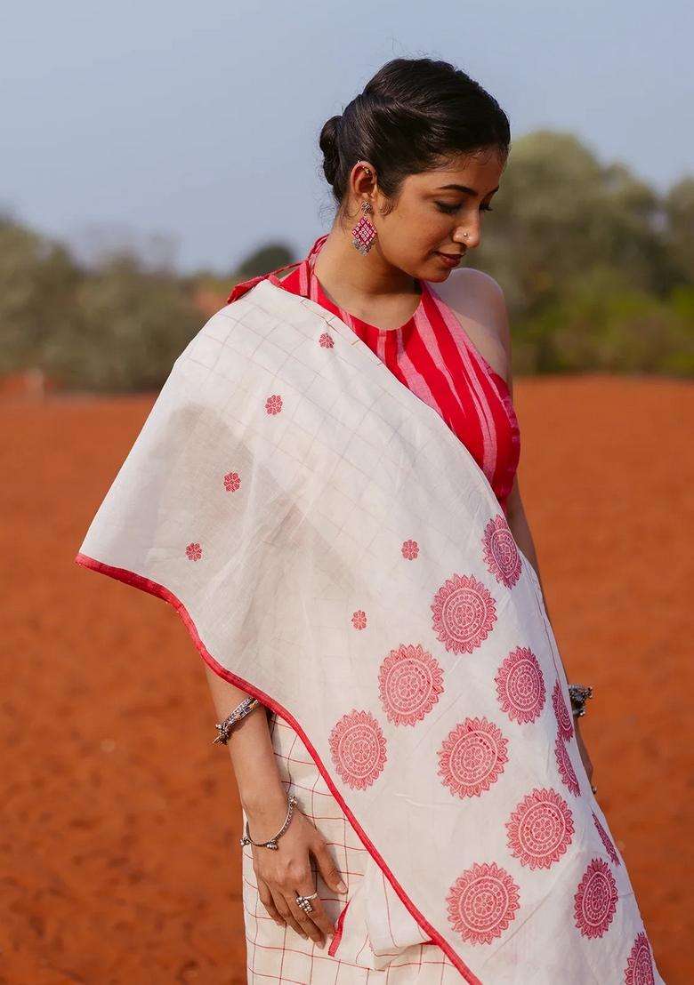 Off White Handloom Bengal Cotton Saree With Checks Buttas With Buttas And Brocade Design For Women - Indya