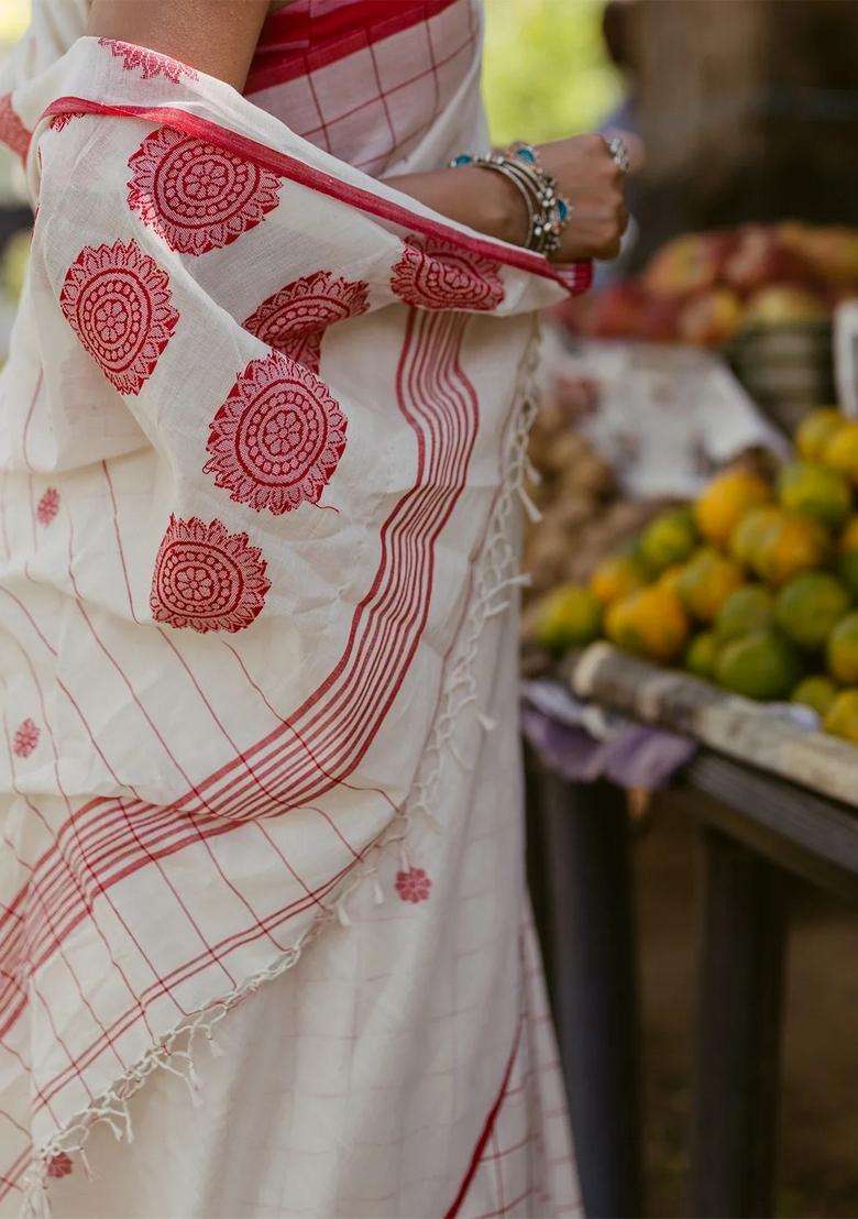 Off White Handloom Bengal Cotton Saree With Checks Buttas With Buttas And Brocade Design For Women - Indya