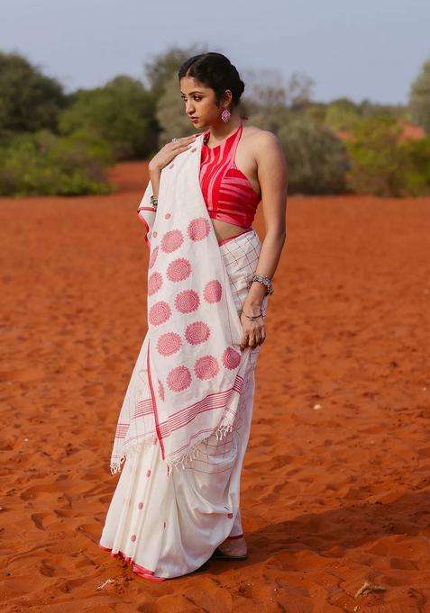 Off White Handloom Bengal Cotton Saree With Checks Buttas With Buttas And Brocade Design For Women