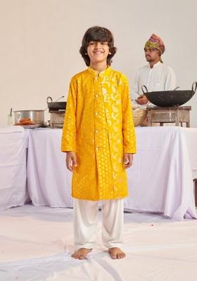 Yellow Foil Print Kurta With Pants (Set of 2)