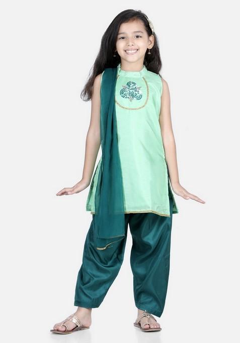 Green Embroidered Kurta With Pants (Set of 2)