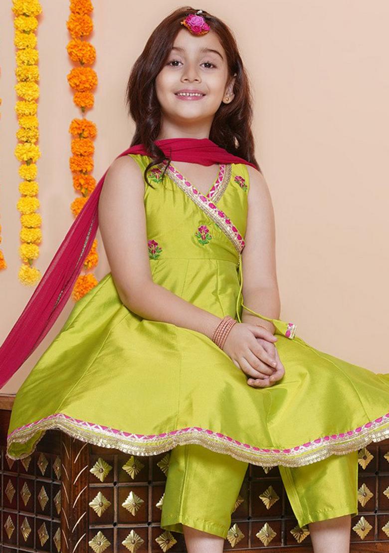 Green Embroidered Kurta With Pants And Dupatta (Set of 3)