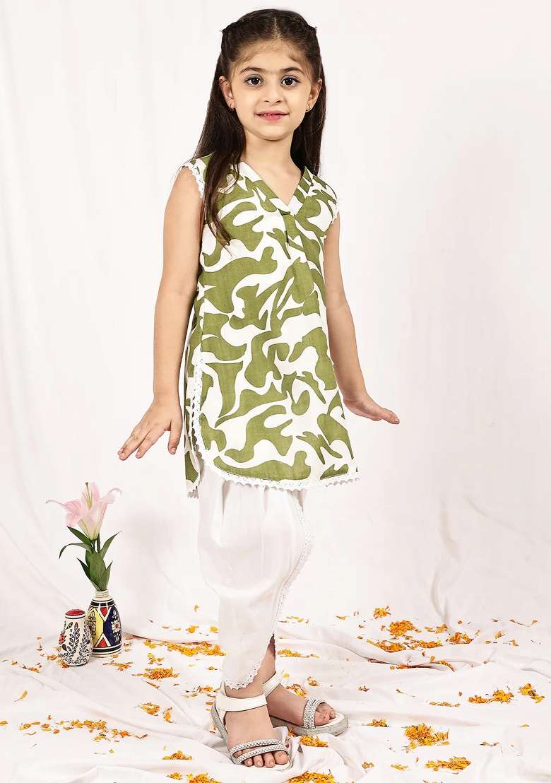 Green Abstract Cotton Blend Kurta Set For Girls - Indya