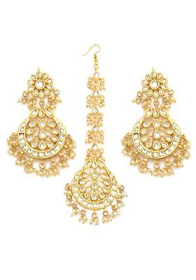 Golden Kundan Meenakari Work Earrings With Maang Tikka