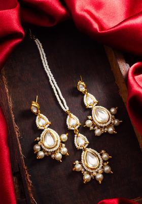 White Kundan Alloy Maang Tikka With Earrings Set