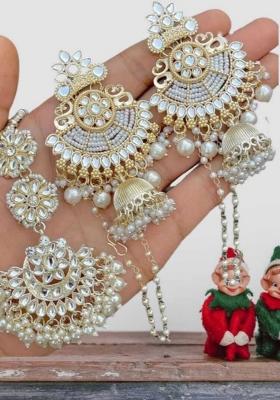 White/Gold Alloy Kundan Earring Set With Maang Tika