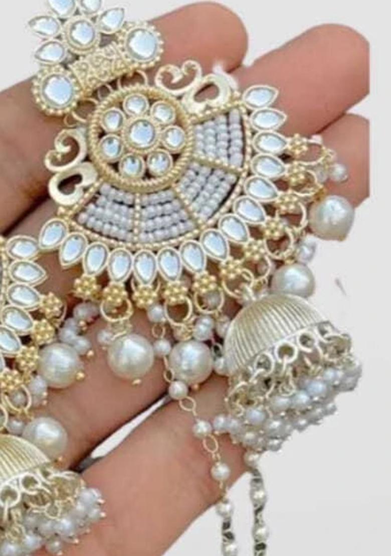 White/Gold Alloy Kundan Earring Set With Maang Tika