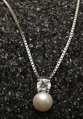 925 Pure Silver Zircon Studded Pearl Chain Pendant