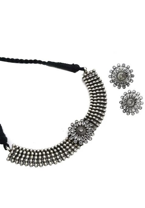 Silver Choker Necklace With White Flower Kundan Design For Women