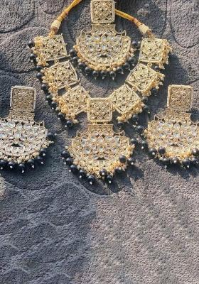 Gold Plated Black Beads Kundan Necklace Set With Maang Tikka
