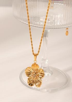18K Gold Plated Waterproof Anti-Tarnish Zircon Floral Pendant Necklace