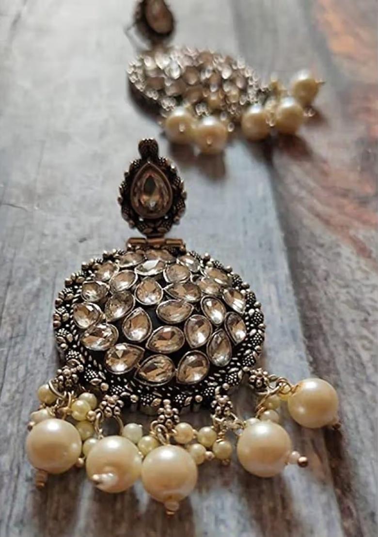 White Stone 6 Round Choker Set