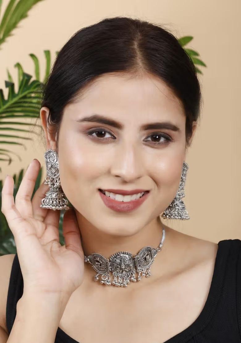 Gs White Stone Leaf Choker