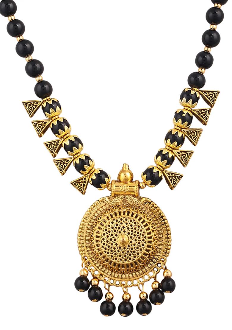 Black And Triangle Beads Round Pendant Necklace Set