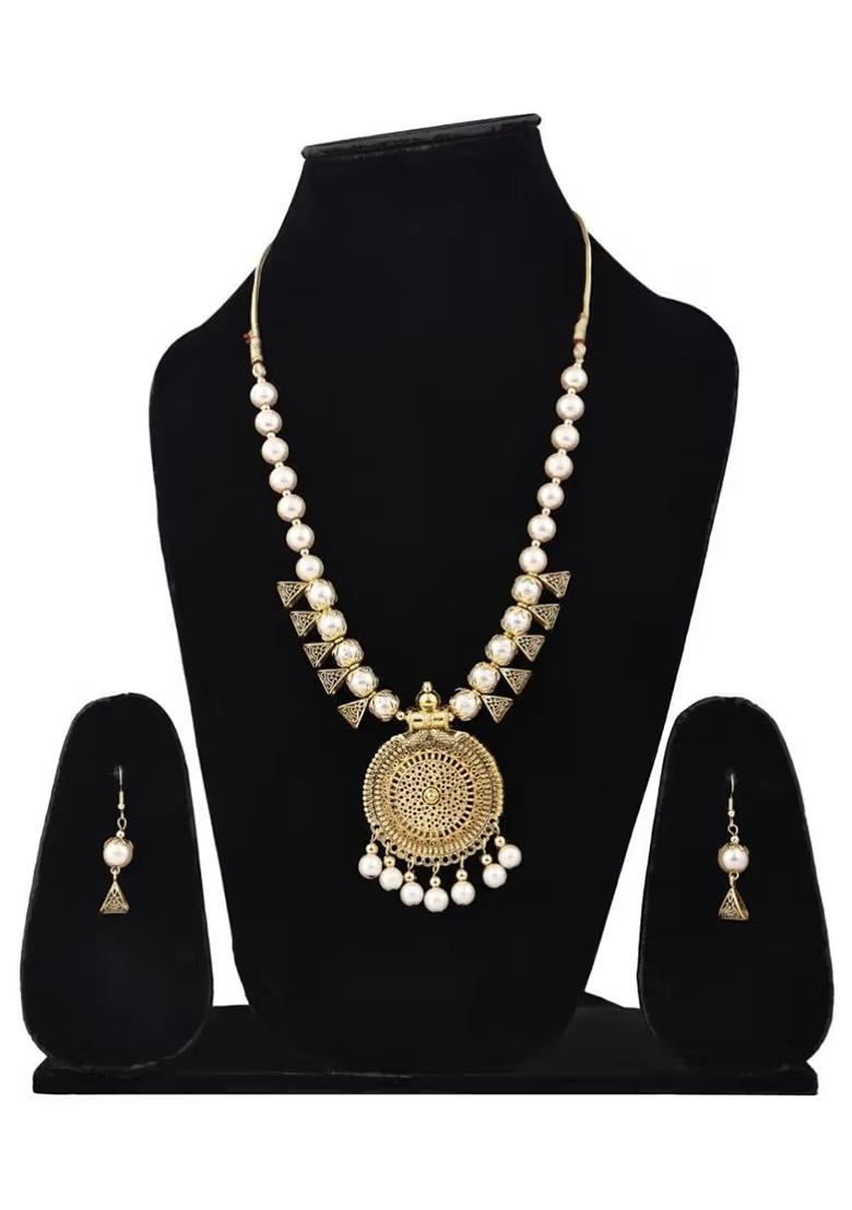 Gold And Triangle Beads Round Pendant Necklace Set