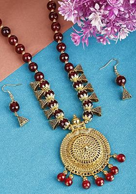 Maroon And Triangle Beads Round Pendant Necklace Set