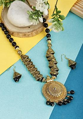 Green And Samosa Beads Round Pendant Necklace Set