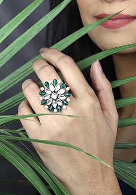 Green Pearl Twirl Pine Ring