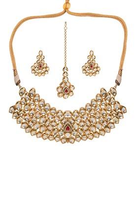 Silver Handcrafted Maharani Kundan Necklace And Earrings Set With Mangtika
