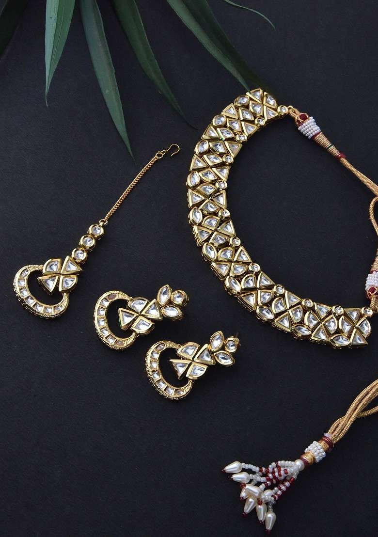 Gold Tone Kundan Necklace Set With Maangtika - Indya