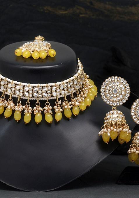 Yellow Choker Kundan Necklace Set With Maang Tikka