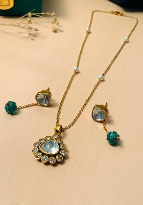 Gold Plated Cubic Zircon American Diamond Necklace Set With Maang Tikka