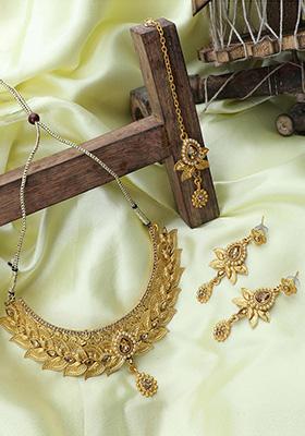 Gold Plated Artificial Stone And Bead Necklace Set With Maang Tikka